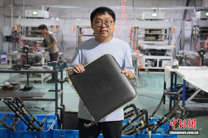 邱东海介绍碳纤维轮椅零部件
