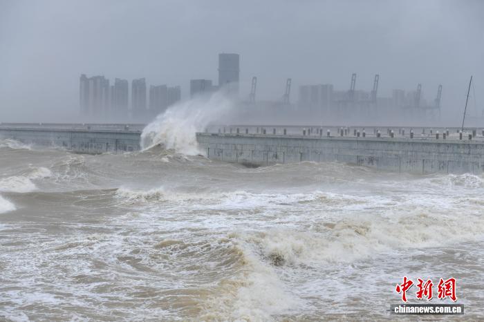 台风麦德姆登陆海南 暴雨致近20万人转移安置
