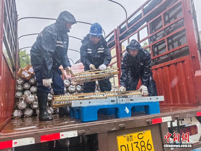 台风麦德姆登陆广东湛江：狂风骤雨中的暖心救援