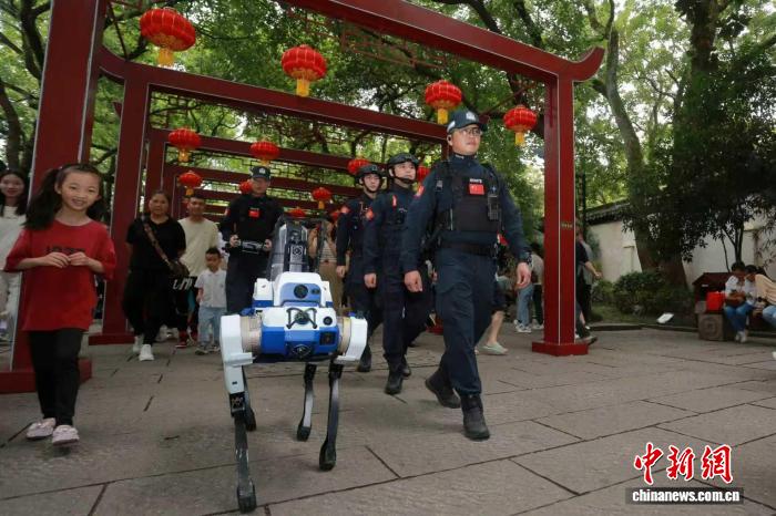 警用巡逻防控型机器狗在南浔古镇巡逻