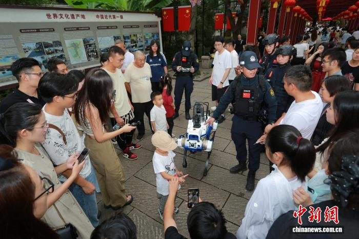 警用巡逻防控型机器狗与游客互动