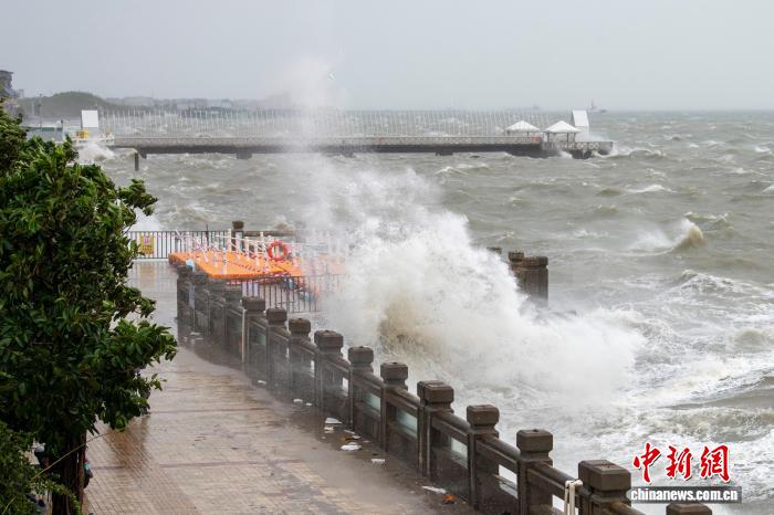 台风麦德姆登陆广西：沿海风雨交加 旅客滞留妥善安置