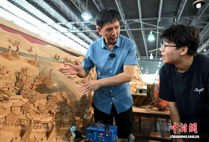 郑春辉传授木雕技艺