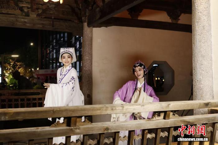 戏曲快闪活动在西山历史文化街区举行