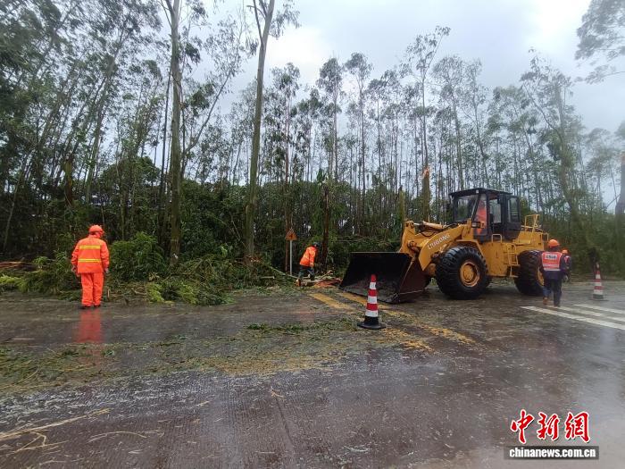 广西调派抢险人员持续推进沿海公路抢修保通