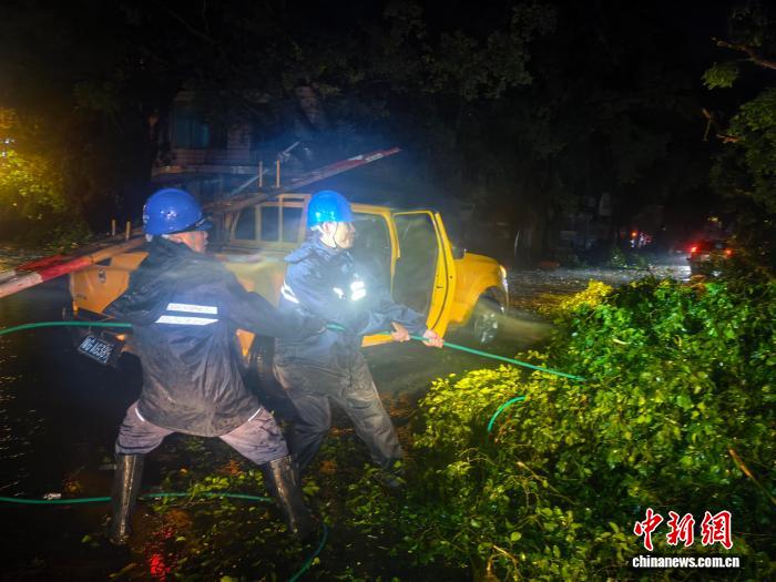 广东湛江：昼夜抢修 加速灾区电力恢复
