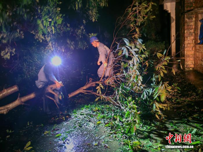 广东湛江灾区中秋守护：全力抢修复电保团圆