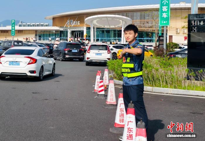 00后路政员陈文正在服务区疏导车流