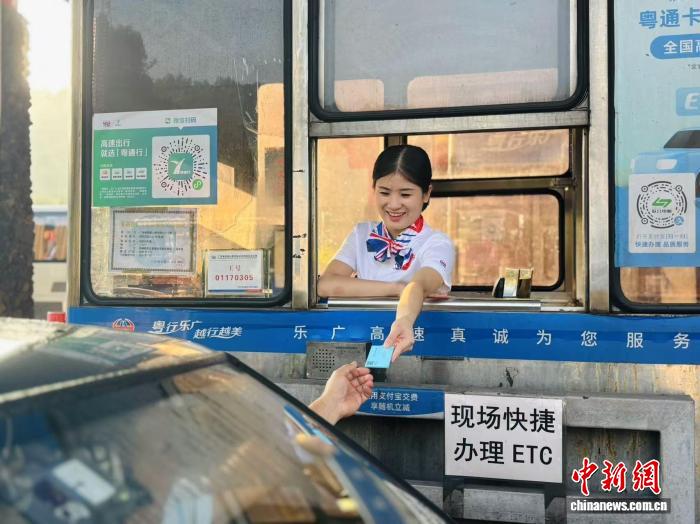 00后收费员王敏鑫在收费站服务过往司乘
