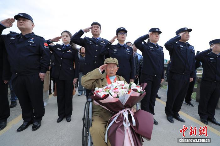 金虎月老人与移民管理警察参加升旗仪式