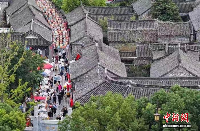 中国年轻人出游新趋势：沉浸式‘串游’成假期新宠