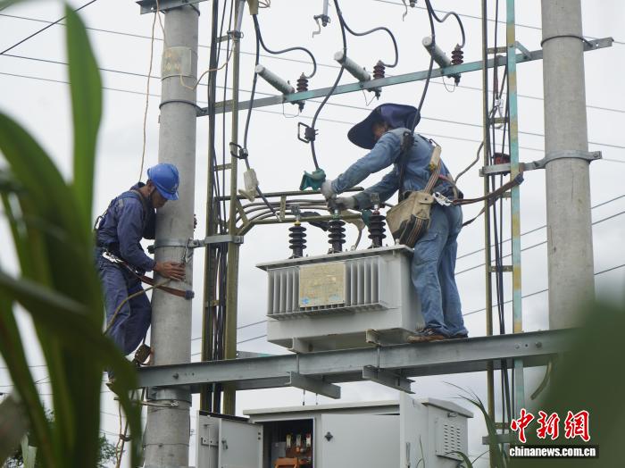 来宾供电局更换暴雨损坏变压器