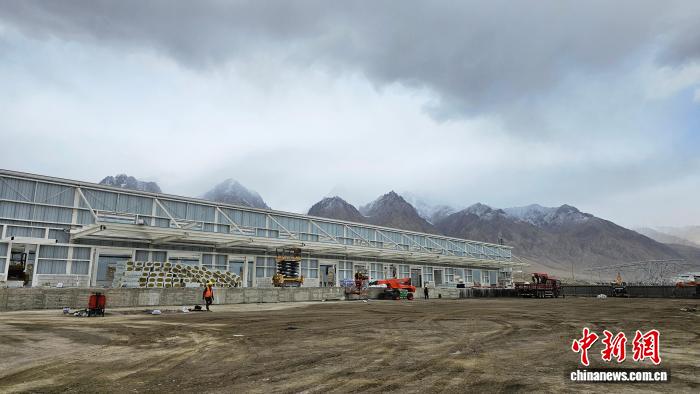 雪山下的建设工地
