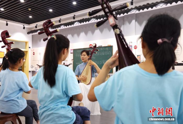 苏州小学生学习评弹