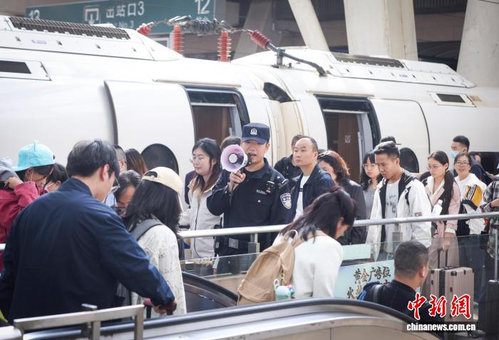 铁路民警在北京南站疏导客流