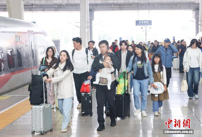 中国铁路北京局多措并举应对国庆返程客流高峰