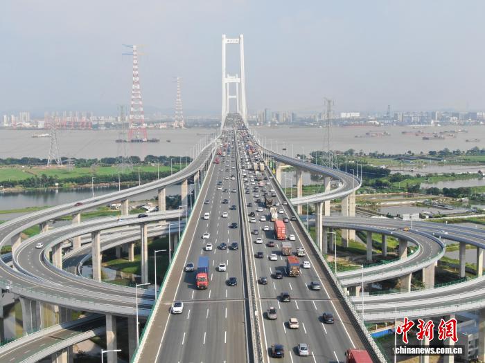 广东高速单日车流量破千万 粤港澳大湾区占比超75%