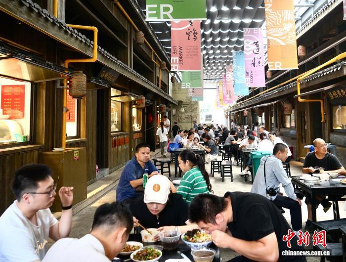 国庆中秋假期，食客在文二菜市的长廊里用餐