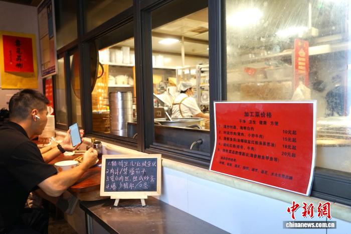 文二菜市某家商户摆出的代炒服务收费标准