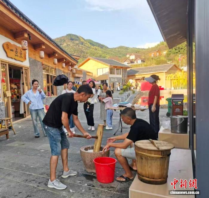 游客体验打糍粑