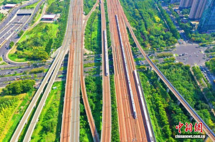 国铁郑州局“双节”发送旅客660万人次 单日客发量创新高