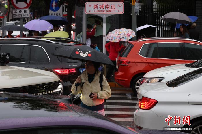 京城迎持续性降雨 气温“溜滑梯”