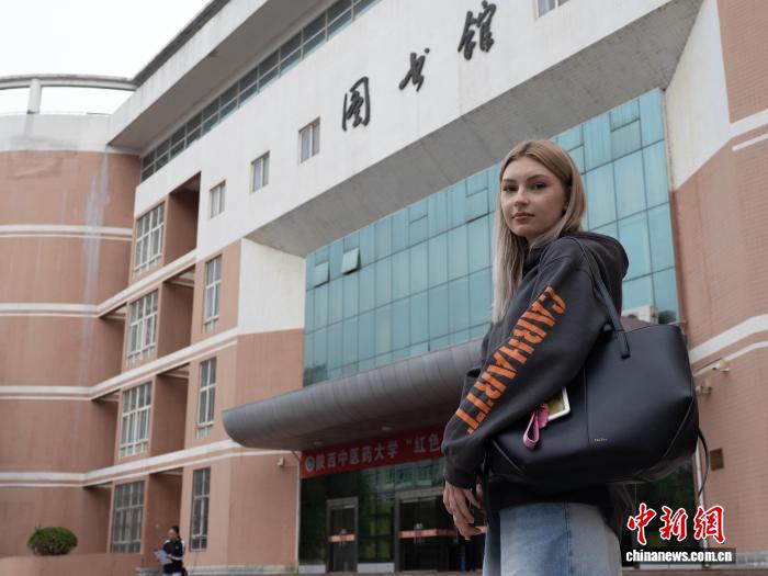 哈萨克斯坦一家数人留学陕西问医道