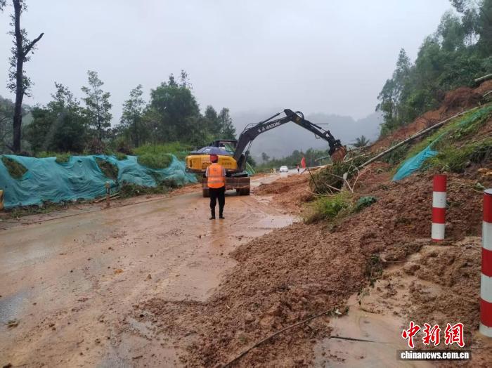 广西宁明县明江现超警2.05米洪峰水位，台风引发多处塌方