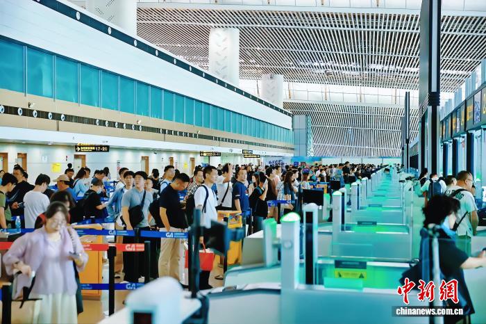 国庆中秋假期 重庆江北国际机场迎送旅客近123万人次