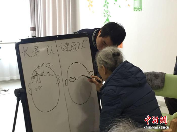 2025上海敬老月发布老年人数字素养报告，聚焦数字鸿沟问题