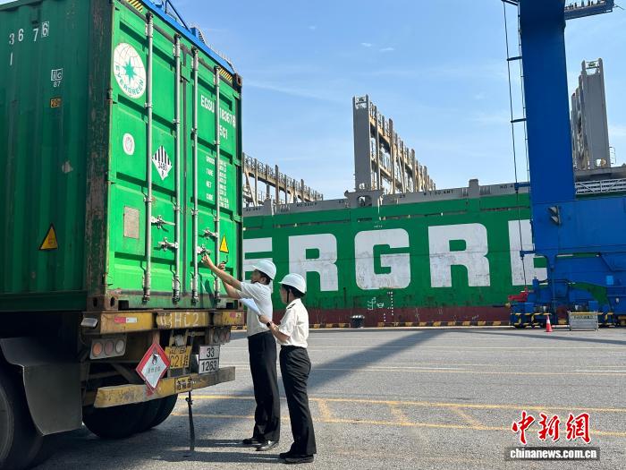 辽宁大连成功退运59.5吨废旧电池类洋垃圾