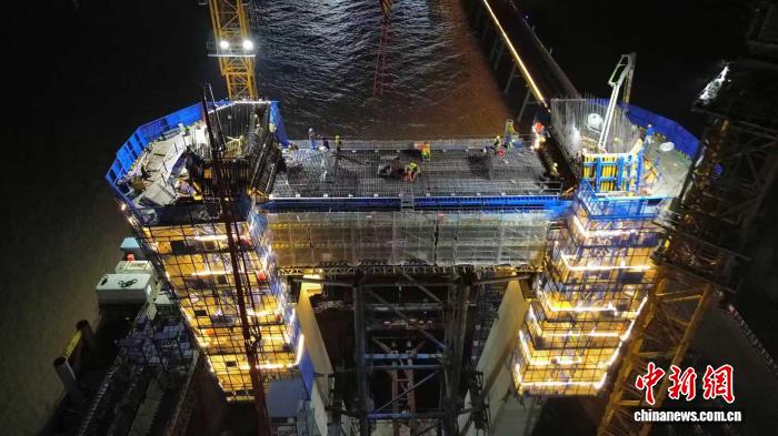 杭州湾跨海铁路桥南航道桥首个下横梁浇筑现场