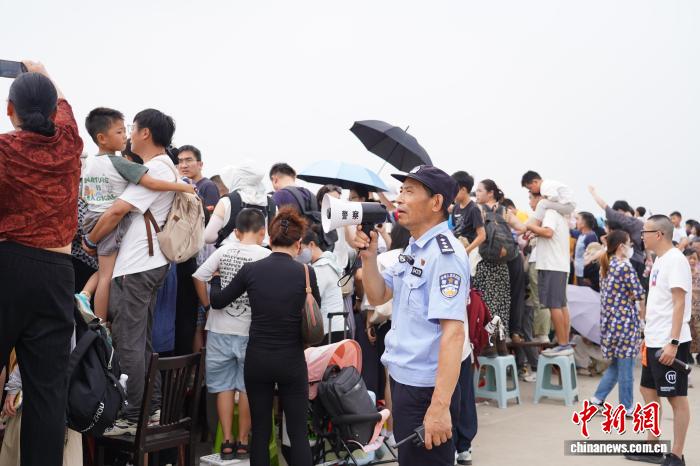 浙江60岁老民警最后一次观潮安保：用坚守诠释警察使命