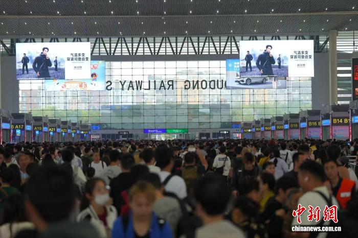 国庆中秋假期西南铁路日均客流突破178万人次 创历史新高