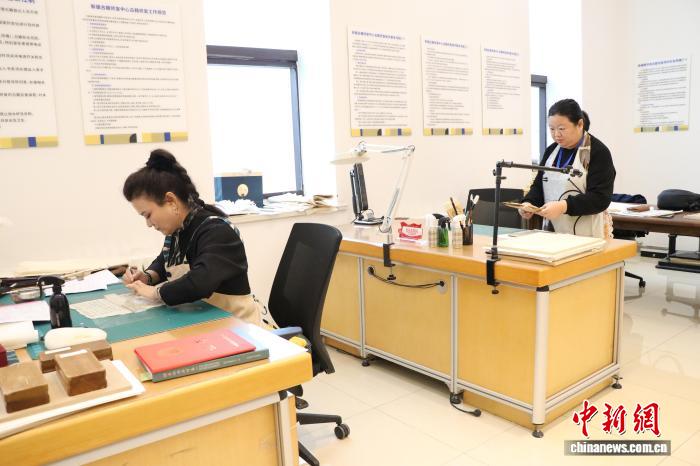 新疆古籍保护：从修复到活化，解码千年文化智慧