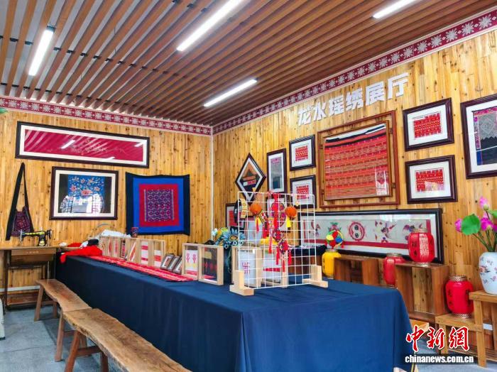 （乡村行·看振兴）广东清远香坪镇：一针一线绣出振兴路