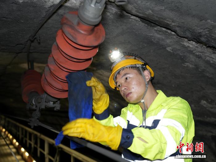 焦柳铁路深夜天窗点检修：筑牢供电安全“标准线”