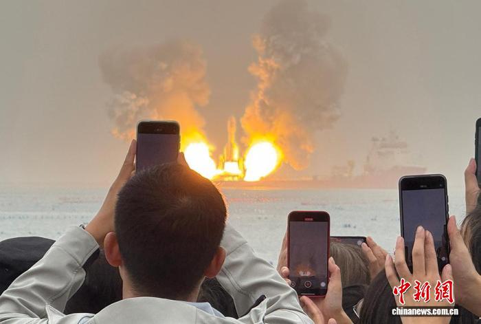 万名游客齐聚海阳海上追火箭 航天文旅成中国旅游新宠
