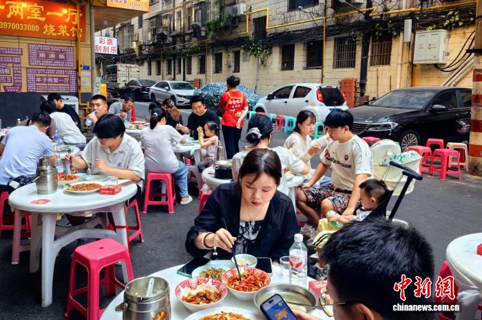 年轻人热衷市井‘烟火气’ 街巷小店成旅游新宠