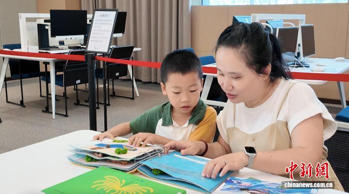视障妈妈与孩子共读明盲对照绘本