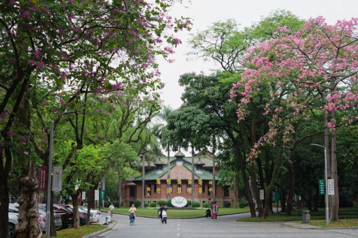 怀士堂：中山大学中轴线上的百年人文地标