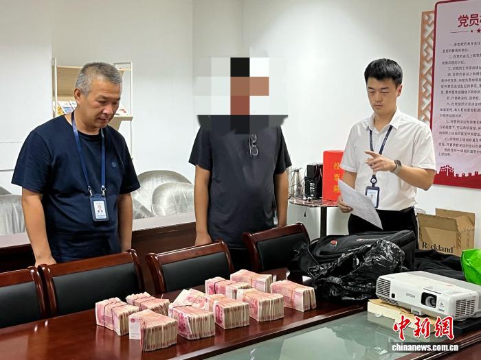 向旅客交还失物。南方航空 供图