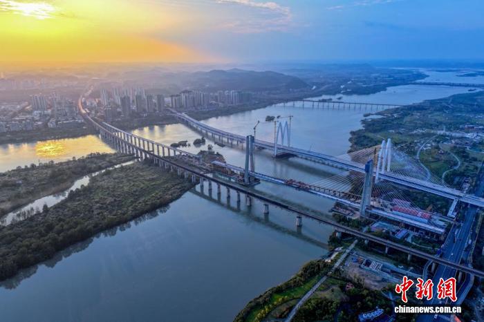成达万高铁遂宁涪江特大桥合龙，西南最大跨径斜拉桥建成