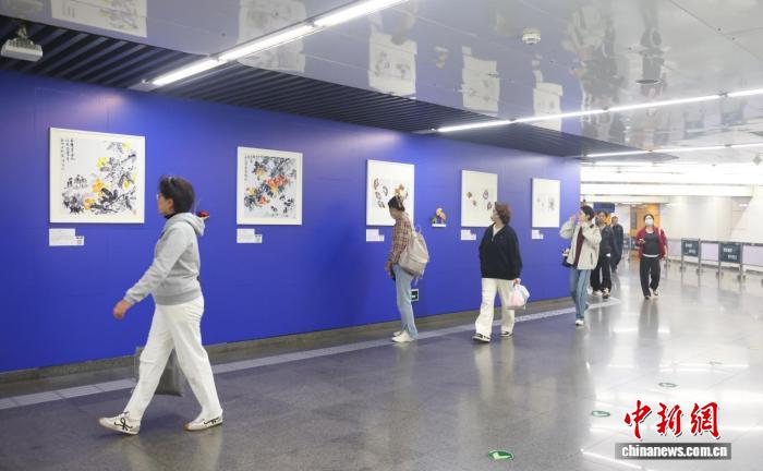 指尖艺术盛宴：京港地铁‘感·触’公益展引领无障碍出行新风尚