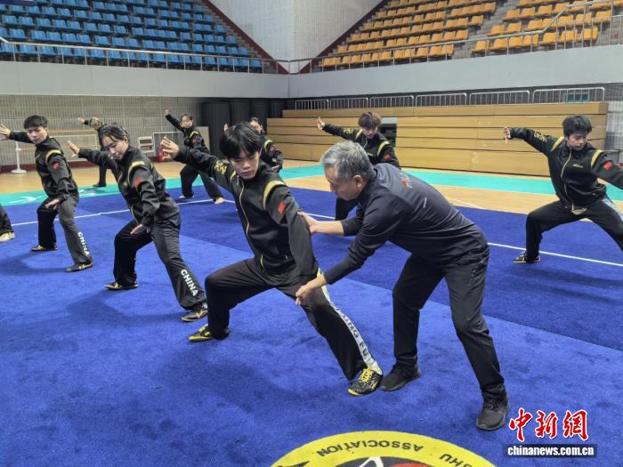 山西大学副教授指导学生练习形意拳