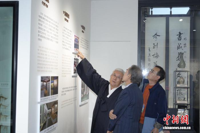 韩国崔氏宗亲在扬州崔致远纪念馆缅怀