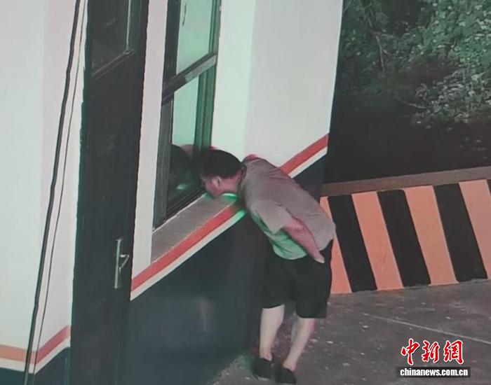 山西吕梁：15辆超限货车闯高速被查 13人被采取刑事强制措施