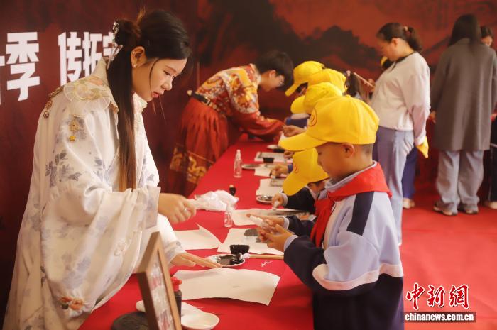 太原龙山红叶文化活动启幕 摄影展与非遗传拓双线并行