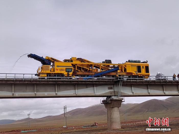 历时170多个小时 青藏铁路格拉段首次完成桥梁机械化清筛施工