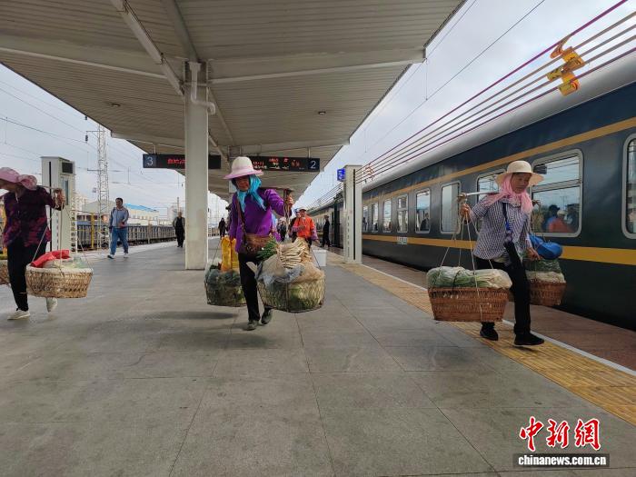 滇黔乡村的温暖纽带：5652次‘慢火车’串起山间生活